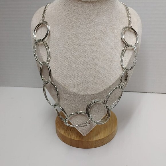 ⭐️3/$30 Hammered Link Silver Tone Necklace Modern Classic doble Large Circles - Picture 3 of 5